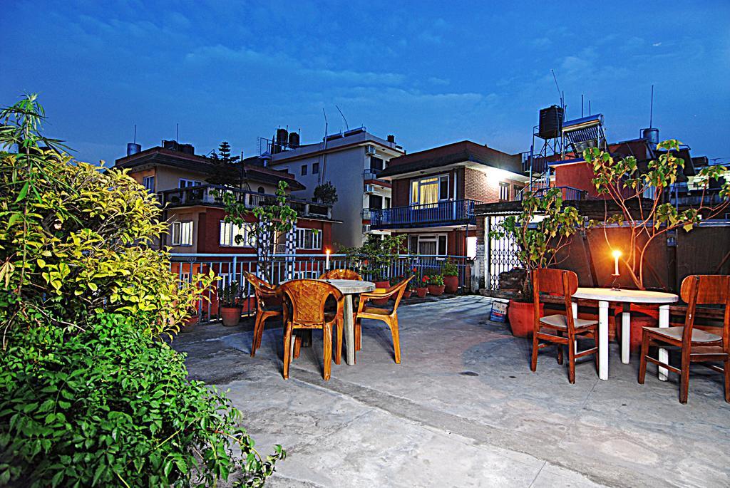 Отель Kathmandu Garden House Экстерьер фото