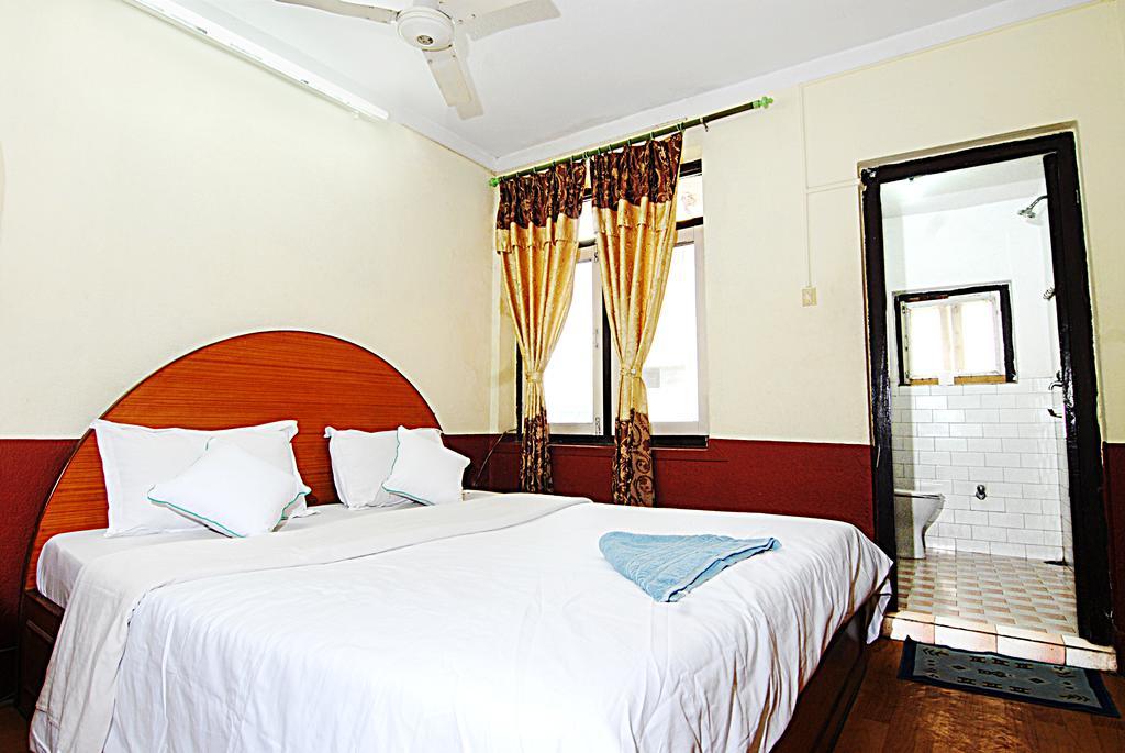 Отель Kathmandu Garden House Экстерьер фото
