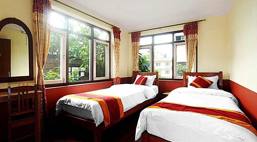 Отель Kathmandu Garden House Экстерьер фото