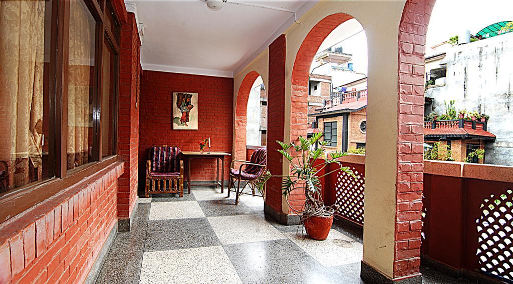 Отель Kathmandu Garden House Экстерьер фото