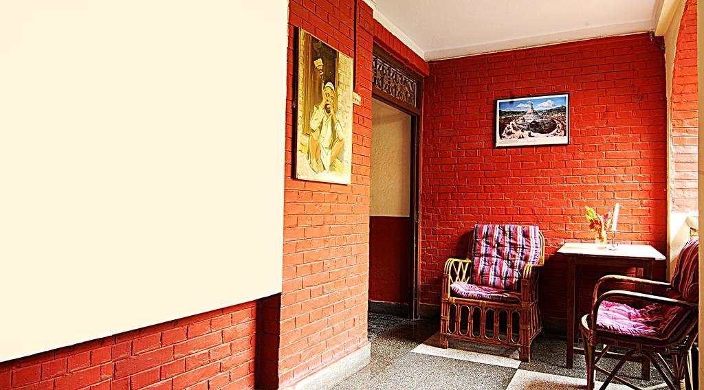 Отель Kathmandu Garden House Экстерьер фото