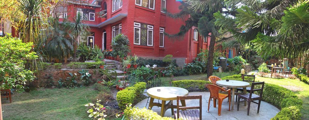 Отель Kathmandu Garden House Экстерьер фото