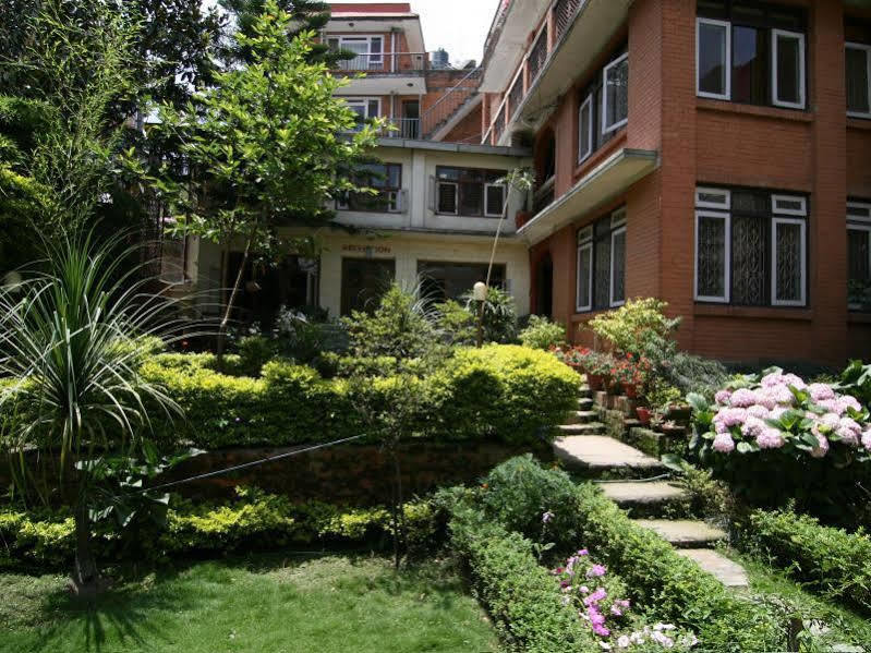 Отель Kathmandu Garden House Экстерьер фото