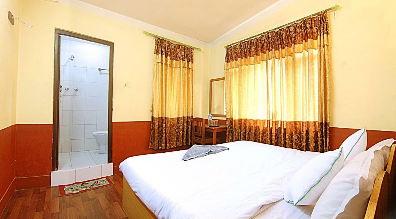 Отель Kathmandu Garden House Экстерьер фото