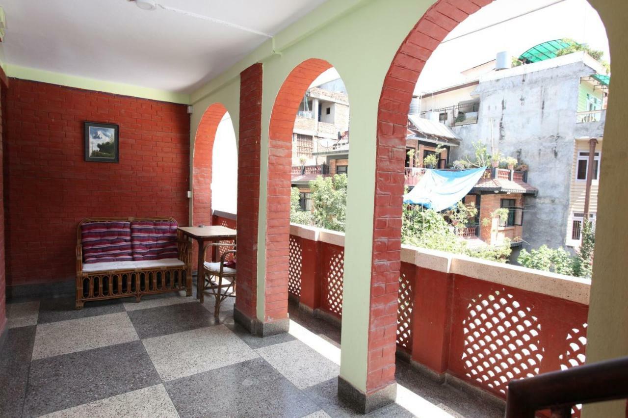 Отель Kathmandu Garden House Экстерьер фото