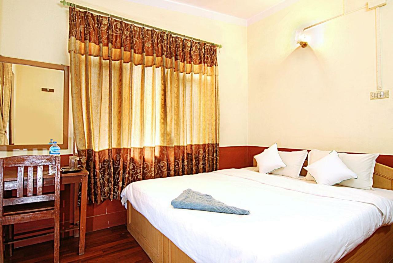 Отель Kathmandu Garden House Экстерьер фото